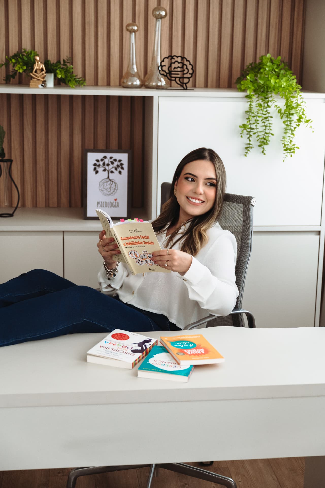 Beatriz Cristina em sua mesa de trabalho